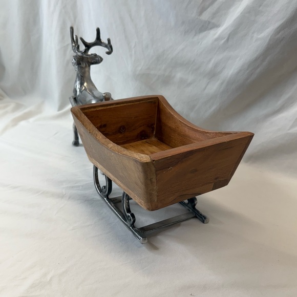 Christmas metal reindeer pulling a wooden sleigh - Picture 3 of 9